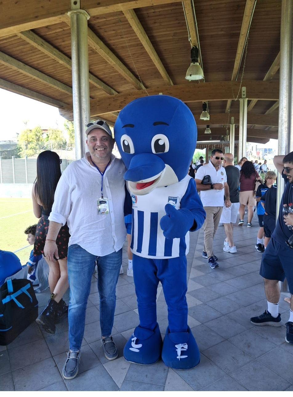 La mascotte del Pescara Calcio al centro sportivo durante la Delfino Cup 2026