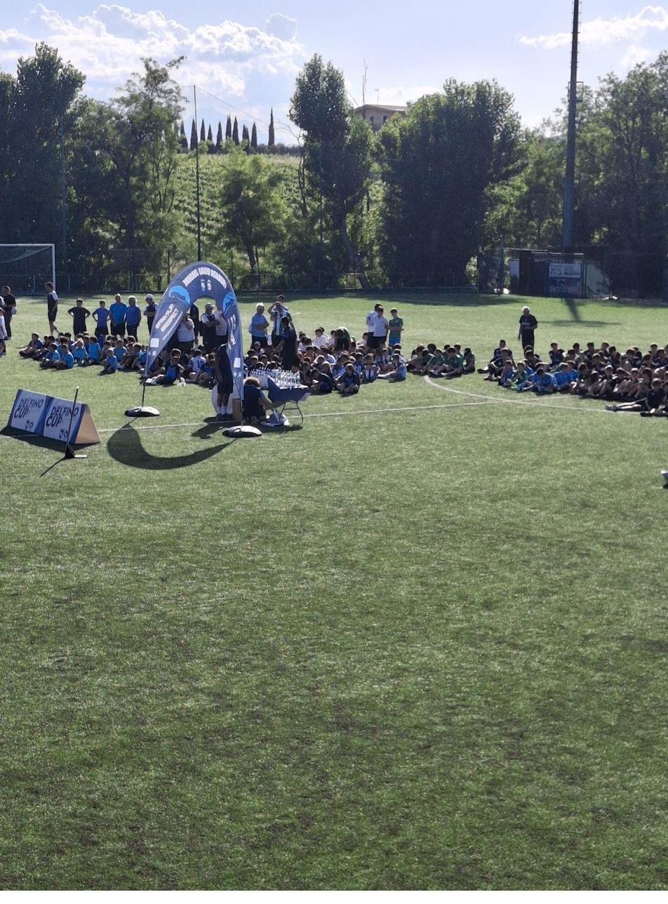 Giovani calciatori riuniti in campo durante la cerimonia della Delfino Cup 2026