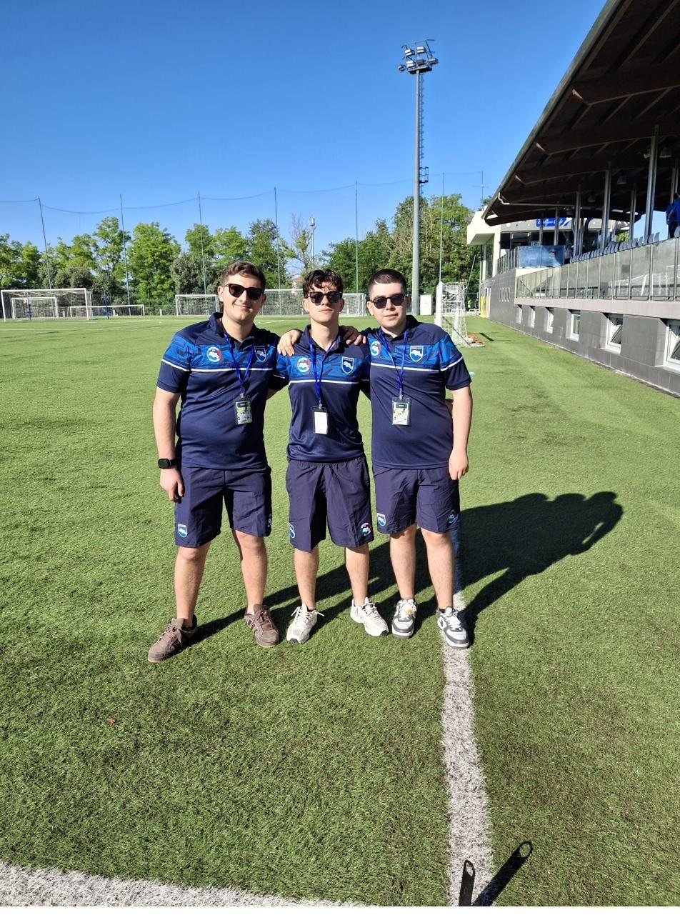 Operatori accreditati SoccerQ sul campo del centro sportivo durante la Delfino Cup 2026