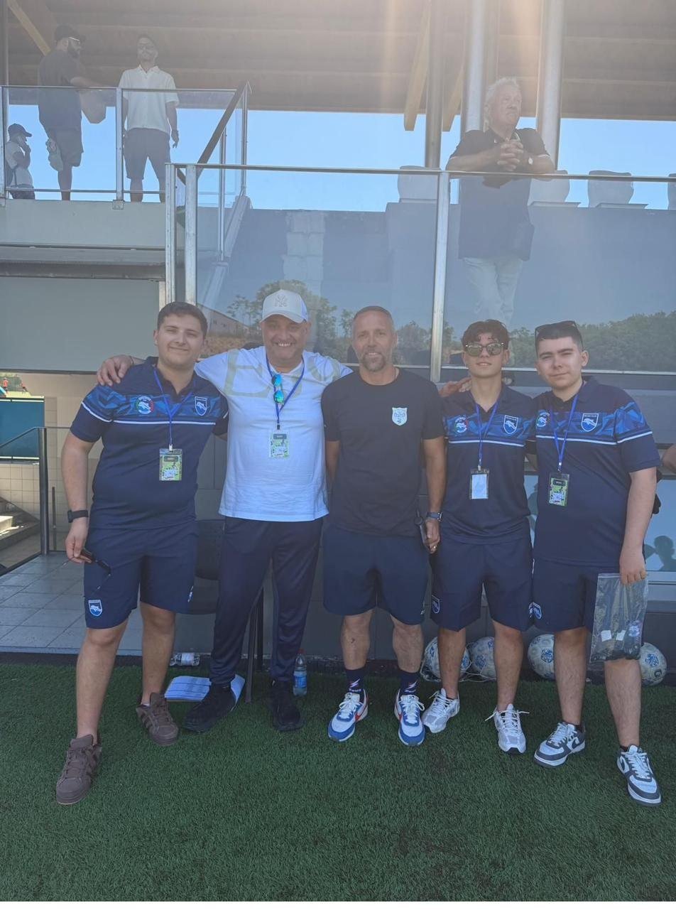 Il team operativo SoccerQ insieme allo staff tecnico durante la Delfino Cup 2026
